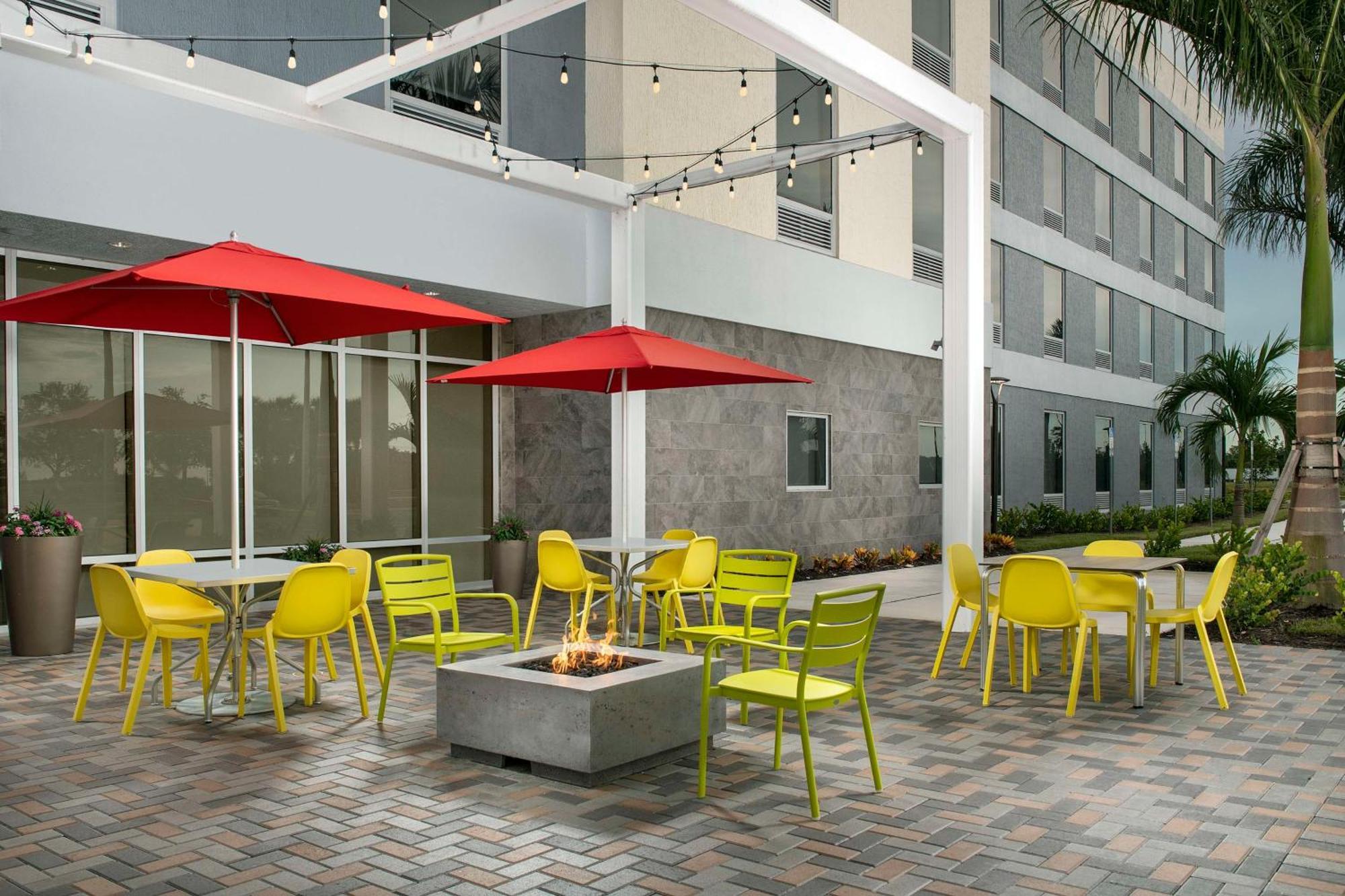 Home2 Suites By Hilton Fort Myers Airport Екстериор снимка